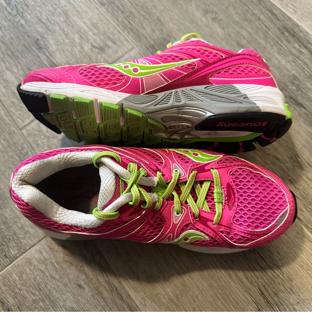 Saucony Guide 6 Women's
Running Shoes Size 7 Bright Neon Pink